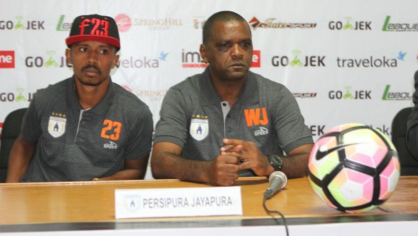 Pelatih Persipura Jayapura, Wanderley Machado da Silva Junior (kanan). Copyright: © liga-indonesia