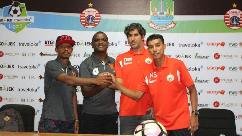 Pelatih Persija, Stefano Cugurra Teco dan pelatih Persipura, Wanderley Machado da Silva Junior (tengah). Copyright: © liga-indonesia