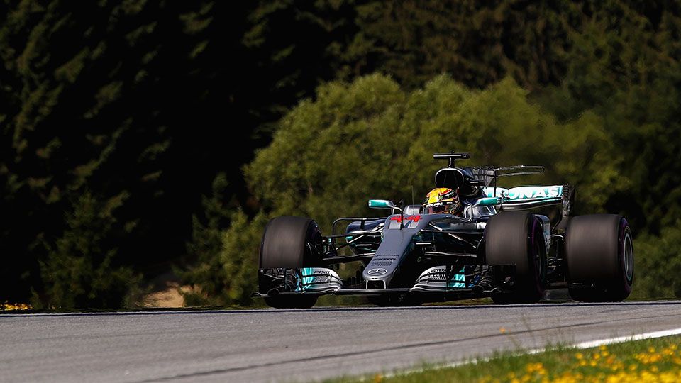 Pembalap Mercedes. Lewis Hamilton. Copyright: © getty images