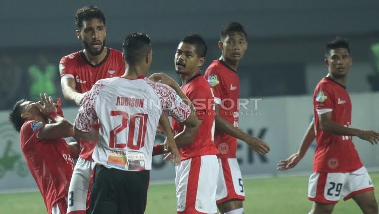 Para pemain Persija Jakarta ketika bentrok dengan pemain Persipura Jayapura. Copyright: © Herry Ibrahim/Indosport.com
