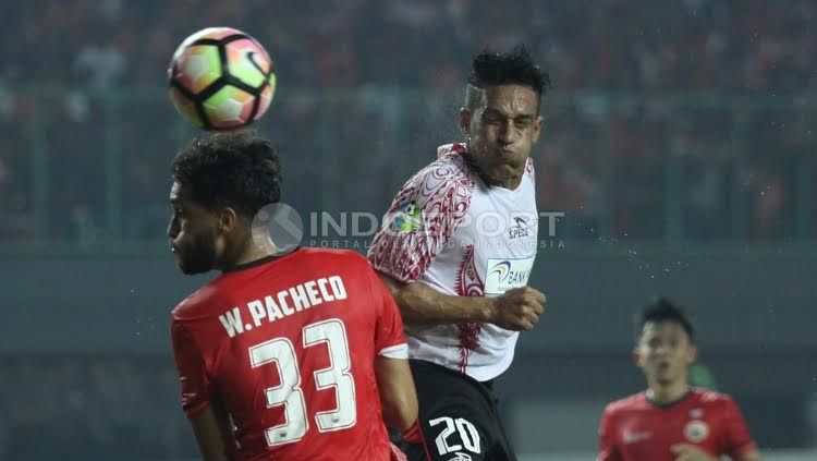 Pemain Persipura, Addison Alves (tengah) saat duel udara dengan Willian Pachecho di pertemuan pertama. Copyright: © Herry Ibrahim/Soicaumienbac.cc