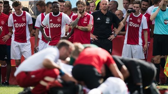Para pemain Ajax Amsterdam tampak cemas menanti kabar dari Abdelhak Nouri. Copyright: © INDOSPORT