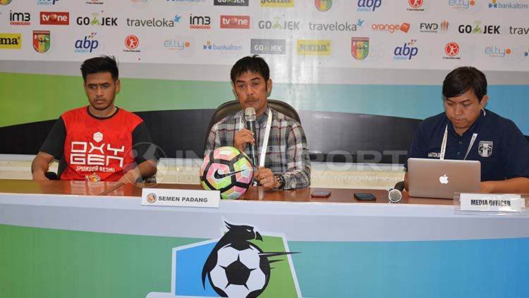 Semen Padang dalam jumpa pers usai dikalahkan Mitra Kukar. Copyright: &copy; Taufik Hidayat/INDOSPORT