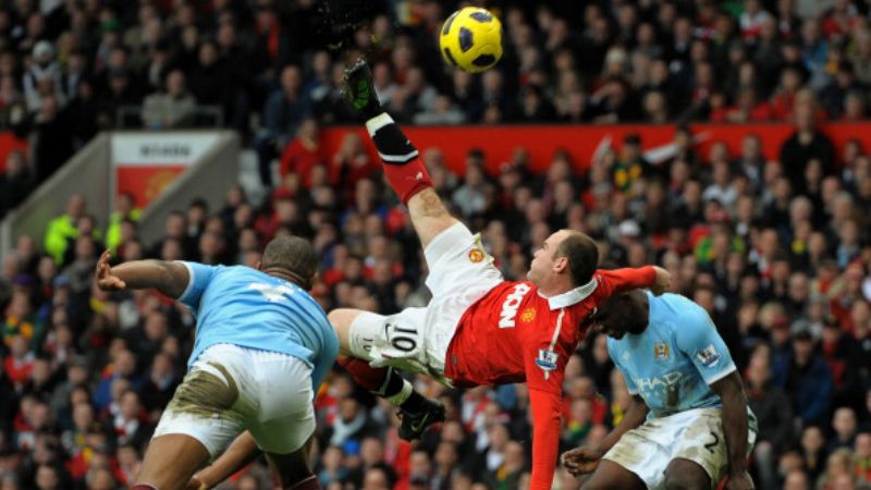 Wayne Rooney melakukan tendangan salto kala melawan Manchester City di tahun 2011. Copyright: © INDOSPORT