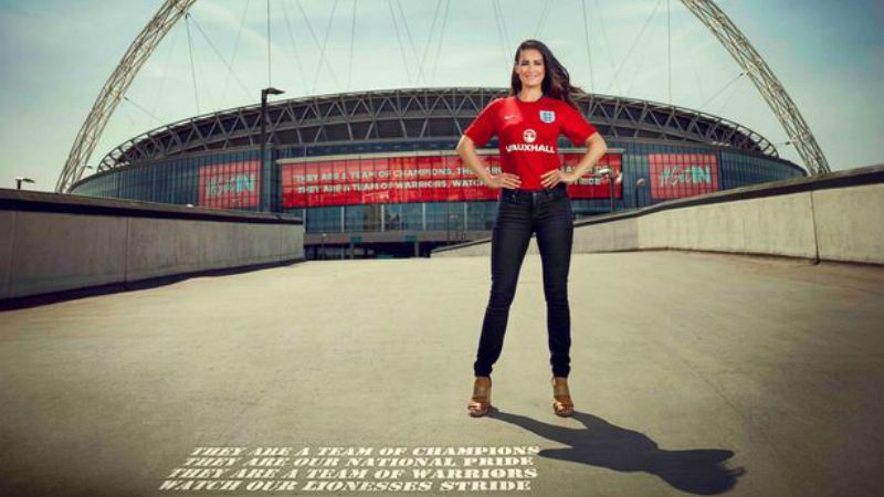 Kirsty Gallacherm presenter Sky Sports yang membuat chant untuk Timnas Inggris Wanita. Copyright: © Mirror