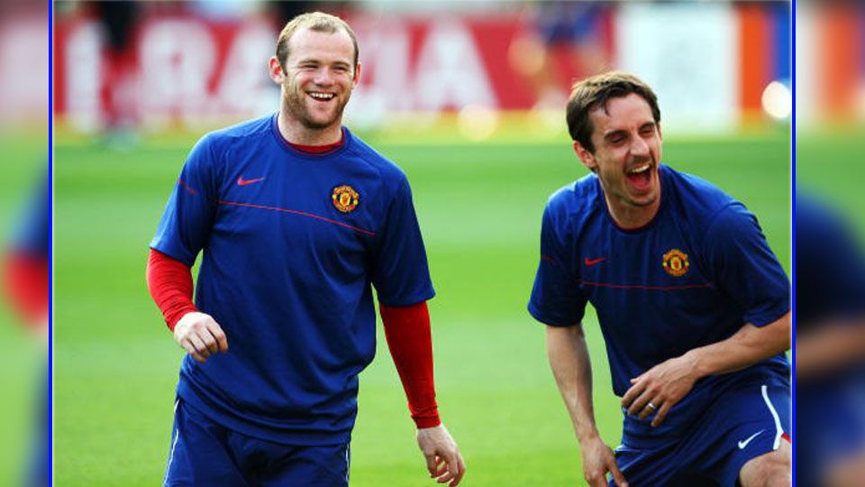 Wayne Rooney dan Gary Neville saat keduanya masih bekerja sama di Man United pada tahun 2009 lalu. Copyright: © INDOSPORT
