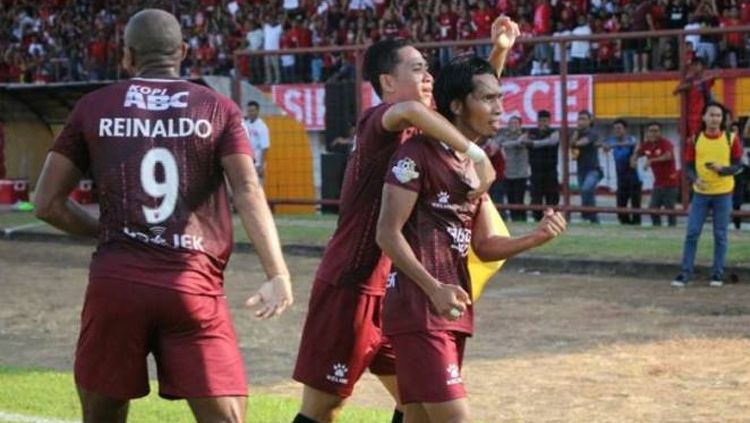 Selebrasi Syamsul usai cetak gol ke gawang Bhayangkara FC. Copyright: &copy; viva.co.id
