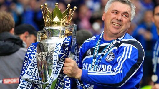 Carlo Ancelotti saat memberikan gelar Liga Primer Inggris untuk Chelsea di musim 2009/10. Copyright: © FoxSport