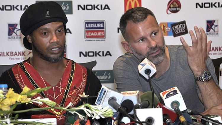 Ryan Giggs dan Ronaldinho saat meladeni pertanyaan awak media usai laga di Pakistan. Copyright: © Daily Mail
