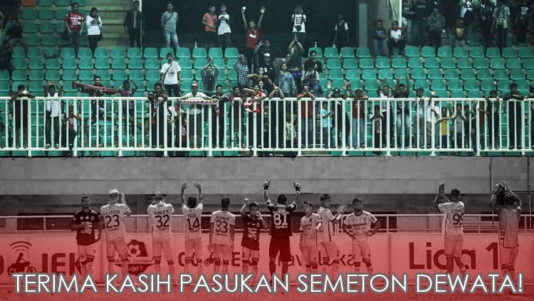 Skuat Bali United menghampiri suporternya di Stadion Pakansari usai laga melawan PS TNI. Copyright: &copy; @BaliUtd/Gregah/INDOSPORT
