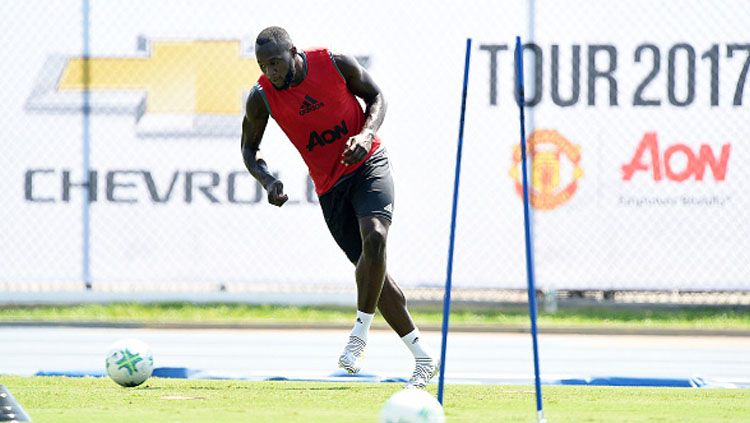 Romelu Lukaku saat akan menendang bola dalam latihan pertamanya bersama Man United. Copyright: © INDOSPORT