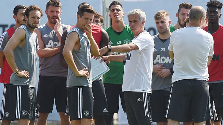 Jose Mourinho tampak menghadap kamera saat berdiskusi bersama pemainya. Copyright: © INDOSPORT