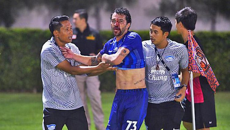 Thiago Cunha berdarah setelah kena jotos. Copyright: © Bangkok Post