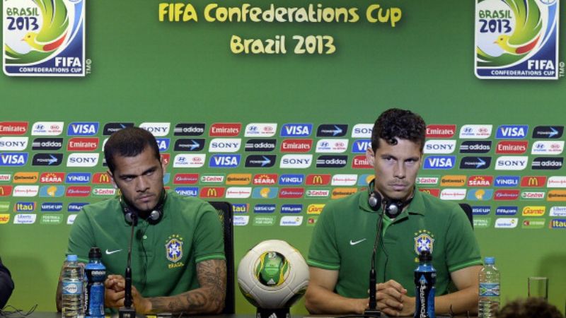 Hernanes (kanan) dan Dani Alves dalam konferensi pers Piala Konfederasi 2013 di Brasil. Copyright: © INDOSPORT