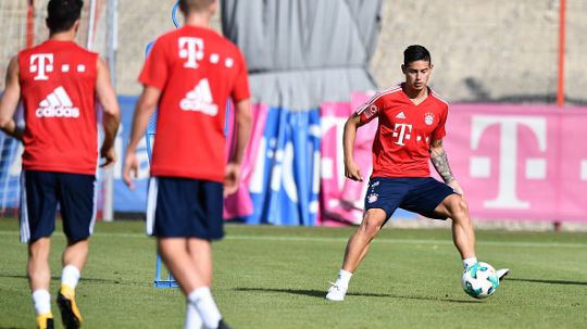 James Rodriguez saat menjalani sesi latihan bersama para pemain Bayern Munchen. Copyright: © INDOSPORT