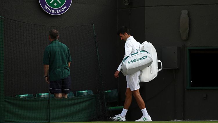 Novak Djokovic, tidak dapat melanjutkan pertandingan babak perempatfinal Wimbledon 2017. Copyright: © INDOSPORT