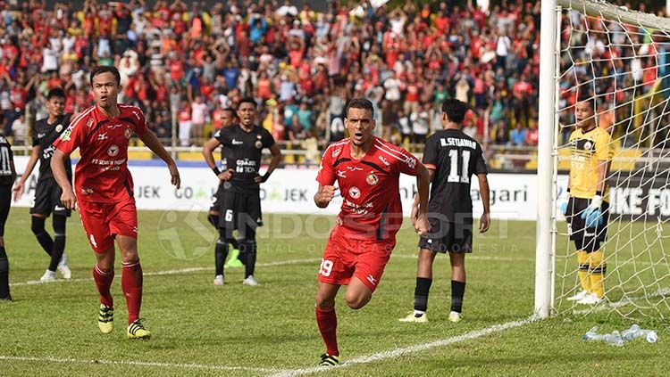 Cassio Francisco De Jesus melakukan selebrasi usai cetak gol ke gawang Persija Jakarta. Copyright: © Taufik Hidayat/INDOSPORT
