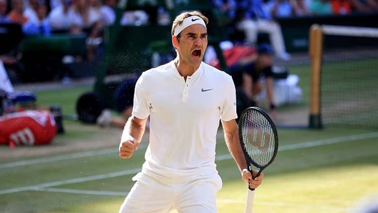 Roger Federer selebrasi pada laga Wimbledon 2017. Copyright: © INDOSPORT