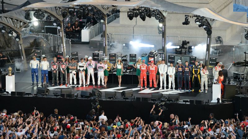 Para tim Formula One (F1) yang berkumpul dalam satu panggung di London. Copyright: © INDOSPORT