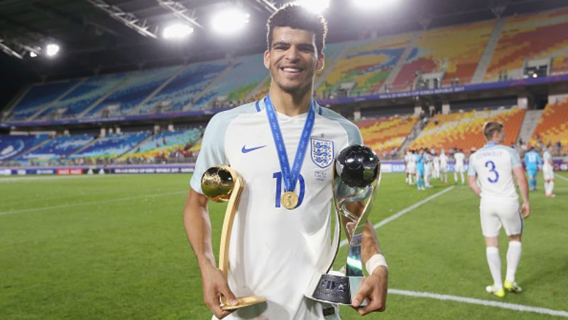 Dominic Solanke dengan trofi Piala Dunia U-20 dan trofi pemain terbaik di kejuaraan Piala Dunia U-20. Copyright: © INDOSPORT