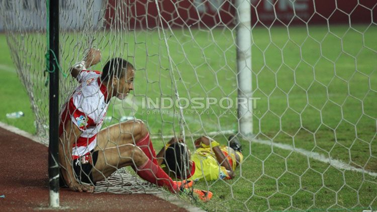 Peter Odemwingie sempat terjatuh usai membobol gawang Madura United FC. Copyright: © Herry Ibrahim/INDOSPORT