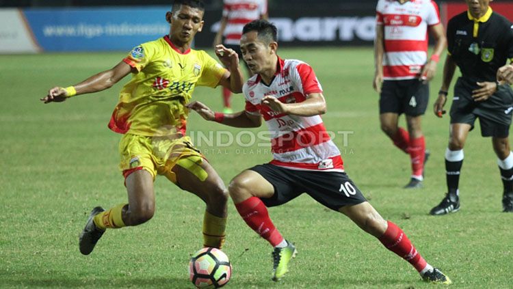 Slamet Nurcahyo dihadang permain Bhayangkara FC. Copyright: &copy; Herry Ibrahim/INDOSPORT