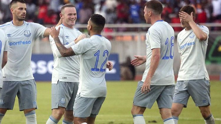 Wayne Rooney melakukan selebrasi bersama rekan satu timnya. Copyright: © dailymail.co.uk