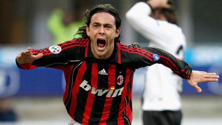 Mengenang aksi Filippo Inzaghi, pemain yang lahir dalam posisi offside kala membela AC Milan. Copyright: © INDOSPORT