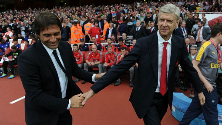 Antonio Conte dan Arsene Wenger. Copyright: © Indosport