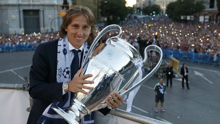 Luka Modric berpose bersama trofi Liga Champions. Copyright: © Angel Martinez/Real Madrid via Getty Images