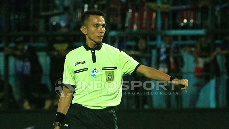 Nusur Fadilah, salah satu wasit di Liga 1 asal Bekasi yang dianggap merugikan Madura United saat bertandang ke markas Borneo FC. Copyright: © Ian Setiawan/Indosport