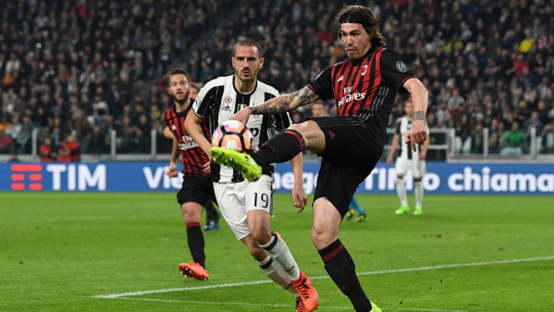 Leonardo Bonucci (tengah) dan Alessio Romagnoli (kanan). Copyright: © INDOSPORT