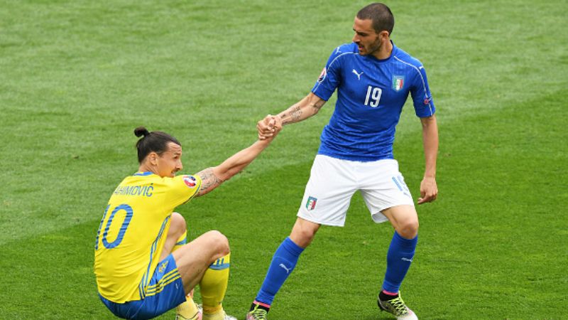 Leonardo Bonucci (kanan) menolong Zlatan Ibrahimovic ketika membela Timnas Italia Copyright: © INDOSPORT