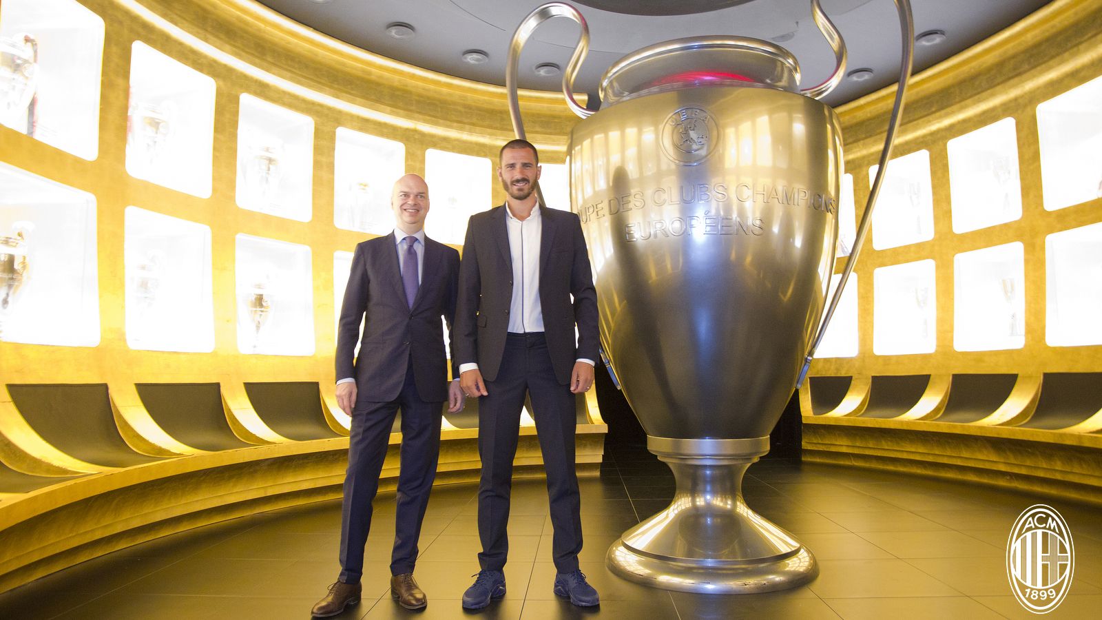 Leonardo Bonucci (kanan) dengan replika trofi Liga Champions. Copyright: © ACMilan.com