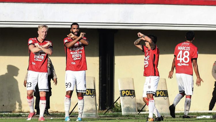 Sylvano Comvalius (kedua dari kanan) rayakan keberhasilannya mencetak gol ke gawang Barito Putera. Copyright: © Bali United Ofisial