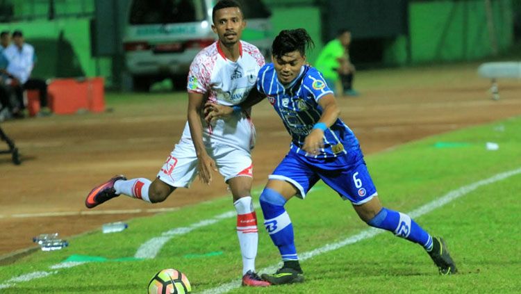 Prisca Womsiwor saat Persipura vs Persiba Copyright: © Ian Setiawan/Indosport.com