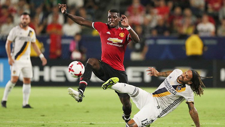 Jermaine Jones (LA Galaxy) berusaha menjegal Paul Pogba. Copyright: © INDOSPORT