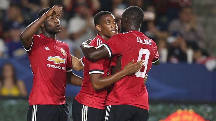 Anthony Martial merayakan gol bersama Romelu Lukaku saat di Manchester United. Copyright: © INDOSPORT