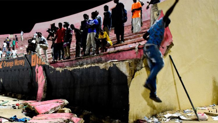 Insiden berdarah di sepakbola Senegal. Copyright: © mirror.co.uk
