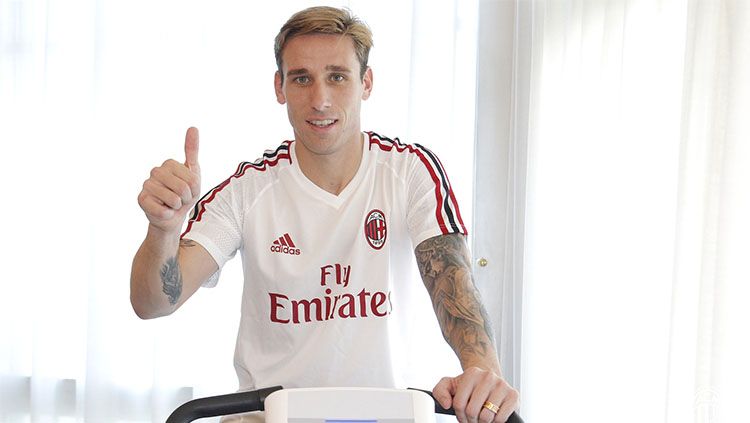 Lucas Biglia akan menandatangani kontrak selama 3 tahun bersama AC Milan. Copyright: © acmilan.com