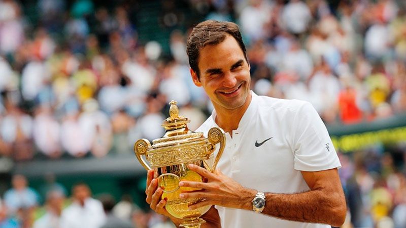 Petenis Swiss Roger Federer meraih trofi Grand Slam ke-19 setelah mengalahkan petenis Kroasia Marin Cilic, di final Wimbledon. Copyright: © getty images
