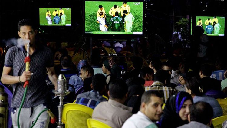 Para suporter yang tengah menyaksikkan pertandingan di kedai kopi di Mesir. Copyright: © scoopempire.com
