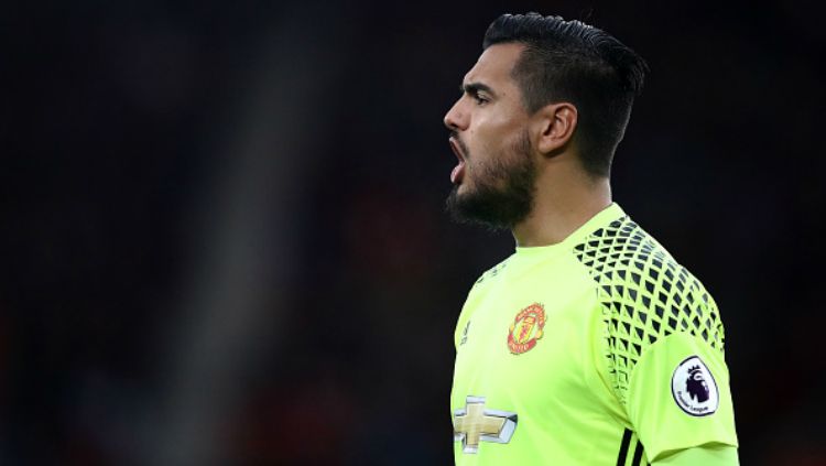 Sergio Romero dikabarkan sedang terganjal satu masalah yang membuat dirinya harus menahan keinginan untuk segera hengkang dari Manchester United. Copyright: © Indosport