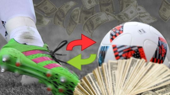 Ilustrasi Transfer Dalam Sepakbola. Copyright: &copy; Grafis: Eli Suhaeli/INDOSPORT