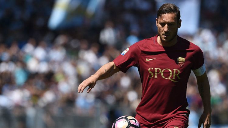 Legenda AS Roma, Francesco Totti, yakin dirinya layak dihargai mahal jika saat ini masih aktif sebagai pemain. FILIPPO MONTEFORTE/AFP/Getty Images. Copyright: © FILIPPO MONTEFORTE/AFP/Getty Images