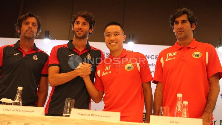 Kiri-kanan: pelatih Espanyol Quique Sanchez Flores, pemain Espanyol Esteban Granero, pemain Persija Arthur Irawan, dan pelatih Persija Stefano Cugurra Teco foto bersama usai jumpa pers. Copyright: © Herry Ibrahim/INDOSPORT