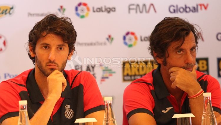Pelatih Espanyol Quique Sanchez Flores (kanan), dan pemain Espanyol Esteban Granero. Copyright: © Herry Ibrahim/INDOSPORT