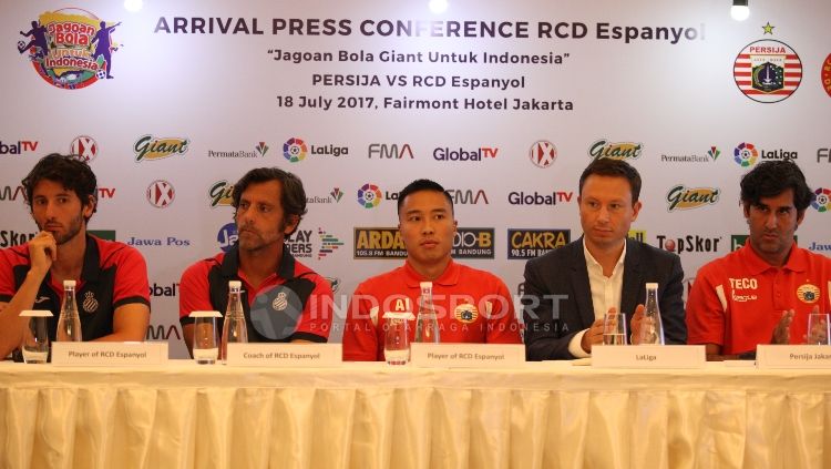 Kiri-kanan: Pelatih Espanyol, Quique Sanchez Flores, Pemain Espanyol, Esteban Granero, pemain Persija, Arthur Irawan, dan pelatih Persija, Stefano Cugurra Teco foto bersama usai jumpa pers. Copyright: &copy; Herry Ibrahim/INDOSPORT