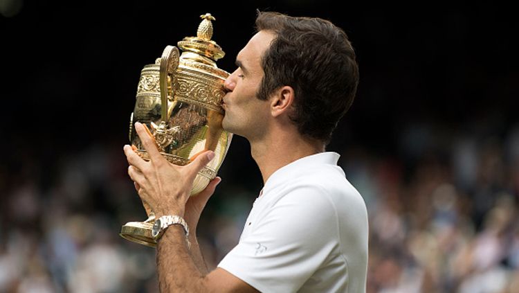 Roger Federer berhasil meraih gelar juara Wimbledon. Copyright: © INDOSPORT