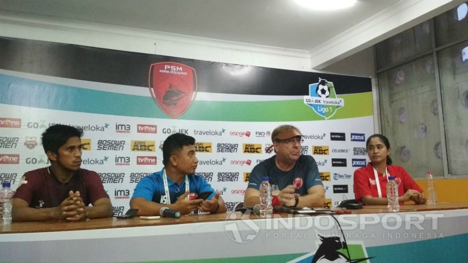 Pelatih PSM Makassar, Robert Rene Alberts, memberikan komentar usai timnya menahan imbang Barito Putera 1-1. Copyright: © Muhammad Basri/INDOSPORT